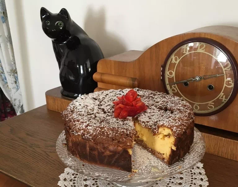 ciasto i czarna figurka kota